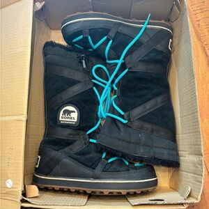 Sorel Glacy Explorer Boots with Vibrant Blue Laces